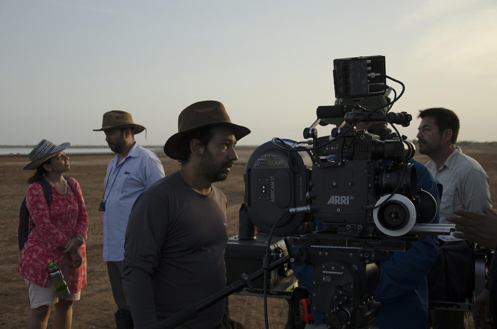 Imagen: https://www.kodak.com/en/motion/blog-post/pajaros-de-verano/

DP David Gallego ADFC at the 35mm camera during production of "Pájaros de Verano" ("Birds of Passage"). Still by Mateo Contreras.